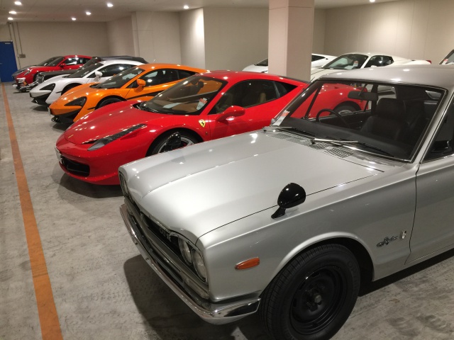 スーパーカーが並ぶガレージ